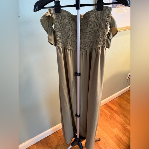 Elegant Green Off-Shoulder Maxi Dress - Picture 6 of 6